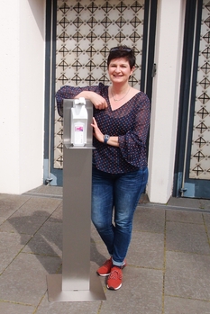 Frau Strauch mit dem Designerstück